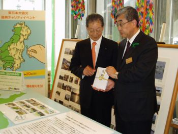 東日本復興支援チャリティでの義援金と地図オブジェを岩手県に寄贈